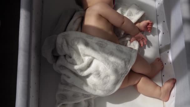 Ovanifrån Nyfödda Nnaked Sovande Lilla Spädbarn Baby Boy Ligger Sidan — Stockvideo