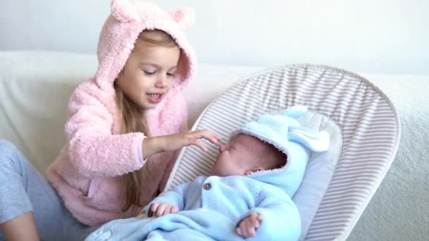 Vriendschap Familie Zuigeling Kindertijd Twee Kleine Glimlachende Peuters Kinderen Baby — Stockvideo
