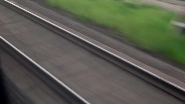 Hızlı Trenin Camında Parlayan Işık Yaz Arkaplanındaki Günbatımından Önce Çayırların — Stok video