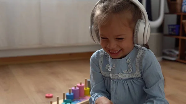 Niños Escuchando Música Grandes Auriculares Blancos Feliz Niña Preescolar Sin —  Fotos de Stock