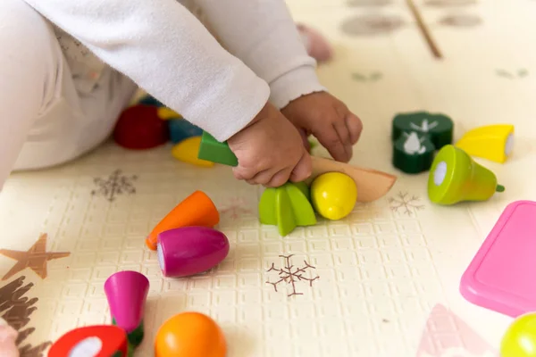 Heureux Drôle Enfant Bouclé Bébé Fille Avec Jouets Éducatifs Blocs — Photo