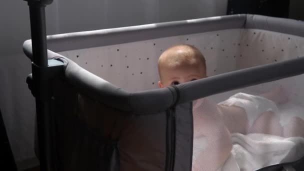 Close Cute Nake Pañal Kid Mes Niño Recién Nacido Mirando — Vídeo de stock