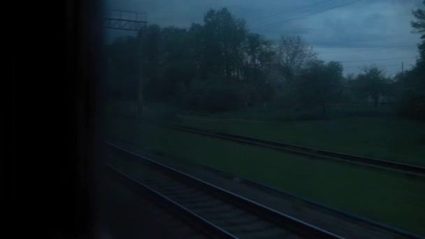 美しい自然野や森の風景の中の高速列車の窓からの眺め夏の背景に夕方曇りの夕暮れの空の夕日 通信の概念 — ストック動画