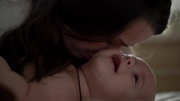 Neugeborenes Baby Mit Junger Mutter Schauen Einander Die Augen Niedliches — Stockvideo