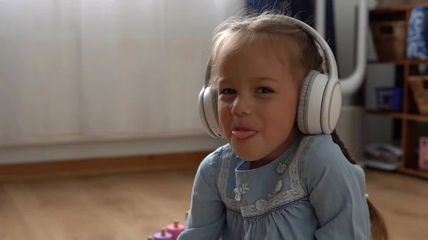 Cerca Guapo Sonriente Chica Escuchando Auriculares Música Interior Niños Tecnología —  Fotos de Stock