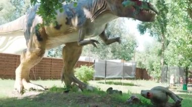 2021.08.12 - Kiev, Ukrayna: Eğlence Ormanı Parkı 'nda Motorize Otantik Büyük Dinozor Avcısı Hadrosaurus Mockup. Dinopark 'taki Jurassic Tarih Öncesi Dönemin Hareket Eden Modelleri Sergisi.