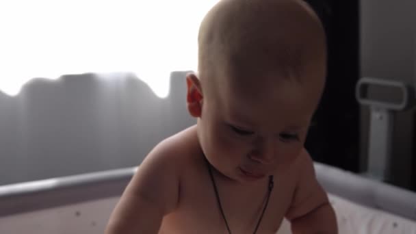 Gros Plan Cute Nake Diaper Kid Month Newborn Boy Looking — Video