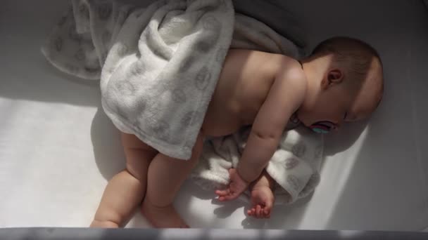 Yeni Doğmuş Çıplak Uyuyan Küçük Bebek Bebeğin Evde Yumuşak Beyaz — Stok video
