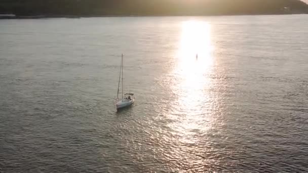 トップ空中ビュー漁船の海を移動します 日の出の日没時にドニプロ川の釣り人とモーターボートをセーリング 都市の湖に架かる橋の風景です 水輸送 貯水池 — ストック動画