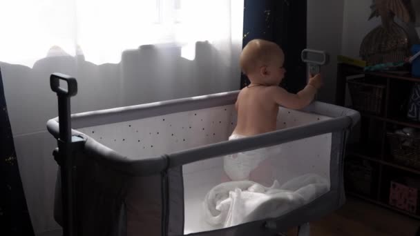 Gros Plan Cute Nake Diaper Kid Month Newborn Boy Looking — Video