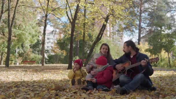Groot Gelukkig Gezin Met Kleine Kinderen Ontspannen Park Picknick Tijd — Stockvideo