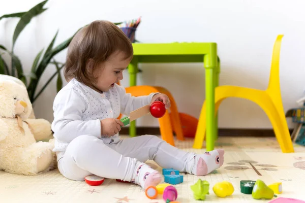 快乐有趣的孩子卷曲的小女孩 带着教育玩具块花 孩子们在托儿所或幼儿园玩耍 孩子们房间里的烂摊子托德勒在幼儿园建塔 小孩玩五彩缤纷的玩具 — 图库照片
