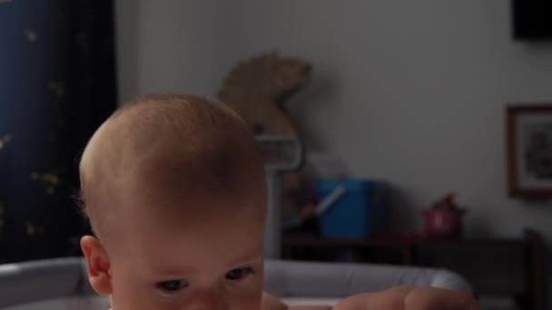 Close Leuke Naaktluier Kid Maanden Pasgeboren Jongen Zoek Naar Camera — Stockvideo