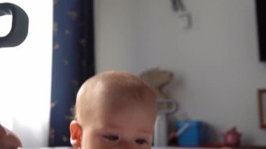 Top View 'da 10 aylık tatlı bir çocuk. Beyaz yumuşak karyolada banyo yaptıktan sonra kameraya bakıyor. Bebek, uzayı kopyalamadan önce uyanır. Çocukluk, Annelik, Aile, Bebek Konsepti