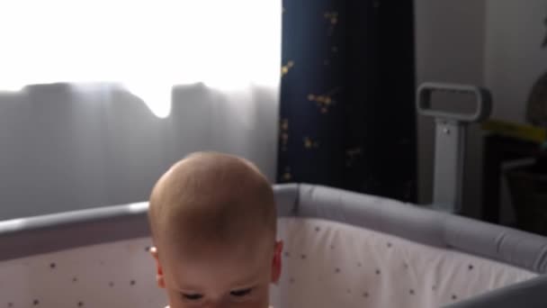 Close Cute Pielucha Nake Kid Miesięcy Noworodka Patrząc Aparat Raczkujący — Wideo stockowe