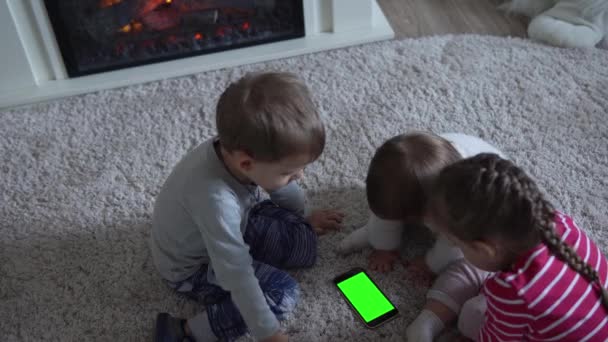 Sevimli Şanslı Zeki Neşeli Yürüyen Çocuklar Akıllı Telefonun Yeşil Ekran — Stok video
