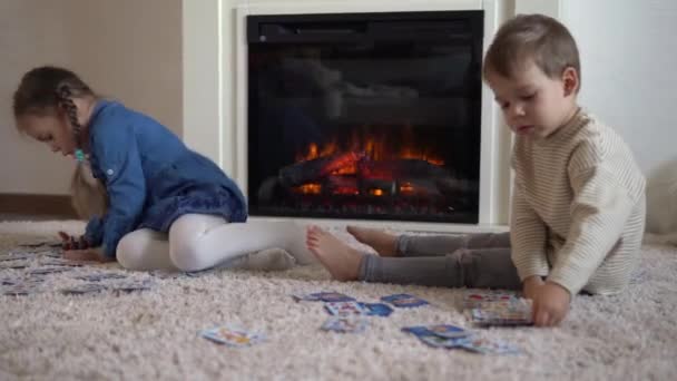 Дитинство Освіта Ізоляція Розслабляючий Відпочинок Вдома Двоє Маленьких Розумних Дітей — стокове відео
