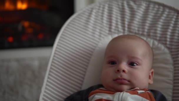 카메라로 아기를 부모의 사랑을 것입니다 줄무늬 신생아 바닥에 벽난로 의자에 — 비디오