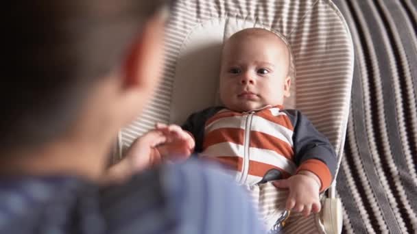 Sopra Spalla Faccia Faccia Tenere Infanzia Maternità Famiglia Piccolo Neonato — Video Stock