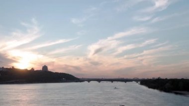 Üst hava manzaralı balıkçı teknesi okyanusu. Akşam Dnipro nehrinde gün batımında balıkçıyla motorlu tekne gezintisi. Kiev Ukrayna 'daki göllerin üzerindeki köprü manzarası. Su taşımacılığı, seyahat