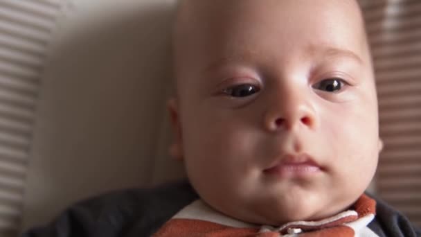 Olhar Bebê Câmera Close Infantil Infância Amor Parental Bonito Rosto — Vídeo de Stock