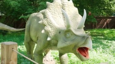 2021.08.12 - Kiev, Ukrayna: Eğlence Ormanı Parkı 'nda Motorize Otantik Büyük Dinozor Avcısı Triceratops Mockup. Dinopark 'taki Jurassic Tarih Öncesi Dönemin Hareket Eden Modelleri Sergisi.