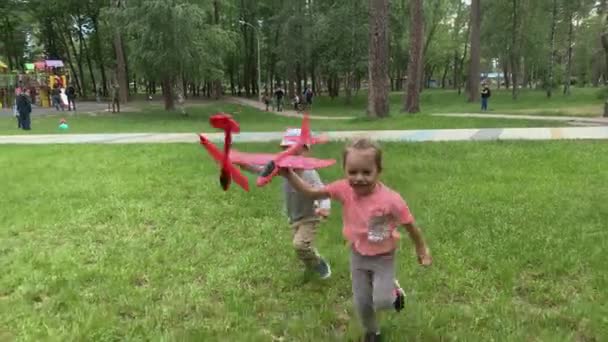 Fehér Lány Pink Hat Álmodik Repülés Dobás Piros Styrofoam Repülőgép — Stock videók