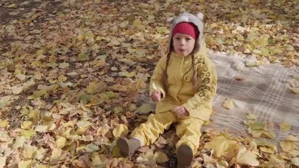Mały Wesoły Przedszkolak Dziewczynka Ciepły Czerwony Kapelusz Zjada Liże Duże — Wideo stockowe
