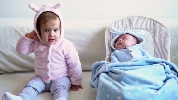 시절의 귀여운 미소를 귀여운 부드러운 침대에서 편안하게 해준다 쌍둥이 쌍둥이 — 비디오