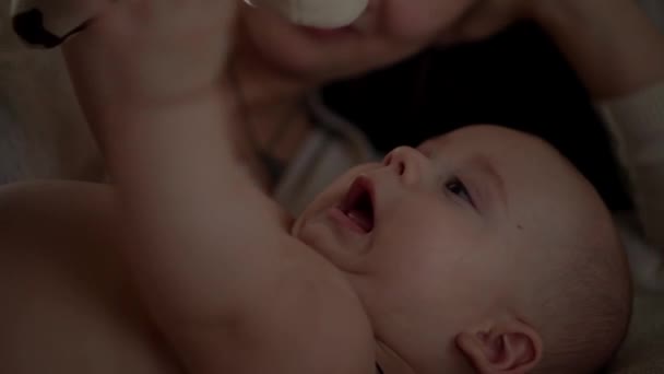 Újszülött Kisbaba Fiatal Anyával Nézzen Egymás Szemébe Aranyos Mosolygó Fogatlan — Stock videók