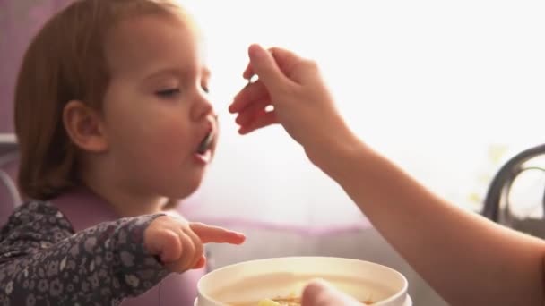 Jedzenie Odżywianie Koncepcje Dzieciństwa Średni Strzał Mama Karmi Niemowlę Gumową — Wideo stockowe