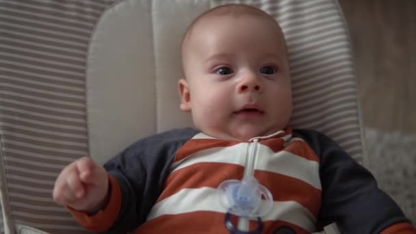 Kijk Van Baby Camera Zuigeling Kindertijd Ouderlijke Liefde Schattig Lachend — Stockvideo