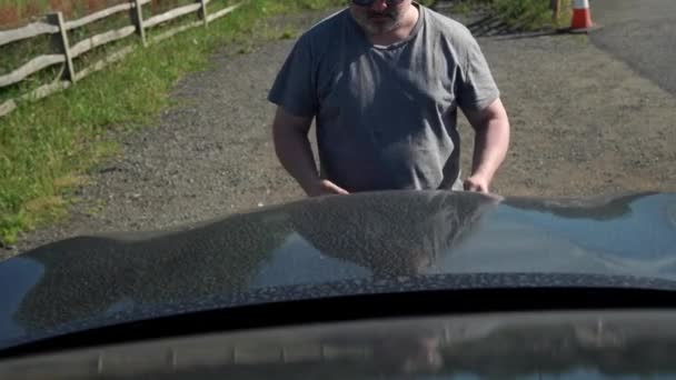 Frustrated Man Repairing Accident Car Sad Disappointed Male Broken Car — Video