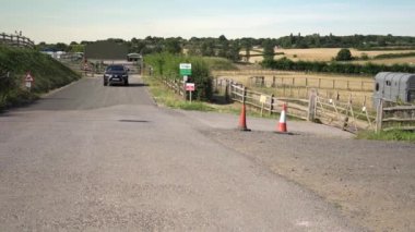 Hüsrana uğramış adam kaza arabasını tamir ediyor. Bozuk Arabadaki Üzücü Erkek. Araç Kontrol Motoru Hasar Sorunları. Şoför Acil Servis 'i arıyor. Otomobil kazası. Hood Otomobil Aç.