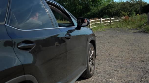 Frustrierter Mann Repariert Unfallauto Traurig Enttäuschter Mann Auf Kaputtem Auto — Stockvideo