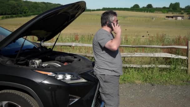 Frustrierter Mann Repariert Unfallauto Traurig Enttäuschter Mann Auf Kaputtem Auto — Stockvideo