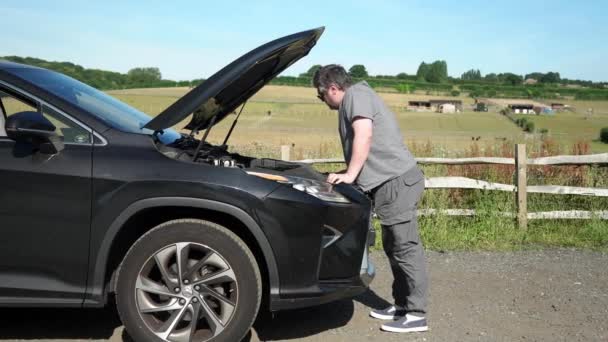 Frustrierter Mann Repariert Unfallauto Traurig Enttäuschter Mann Auf Kaputtem Auto — Stockvideo