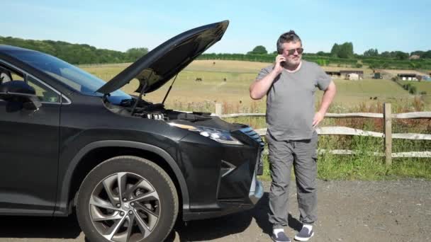 Разочарованный Человек Ремонтирует Аварийный Автомобиль Печально Разочарованный Мужчина Сломанной Машине — стоковое видео