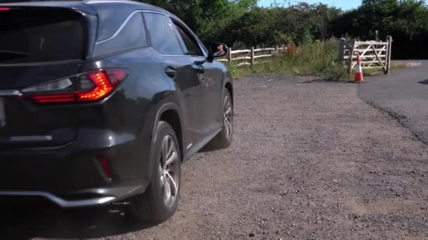 Hüsrana Uğramış Adam Kaza Arabasını Tamir Ediyor Bozuk Arabadaki Üzücü — Stok video