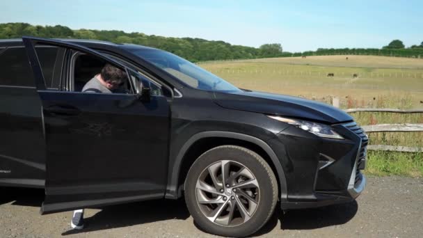 Frustrierter Mann Repariert Unfallauto Traurig Enttäuschter Mann Auf Kaputtem Auto — Stockvideo