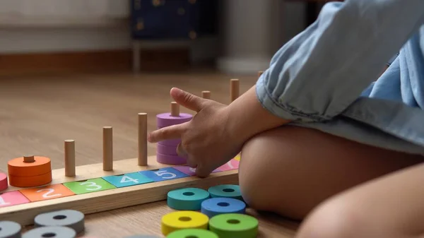 Feliz Niña Preescolar Sin Dientes Jugando Con Juguetes Madera Colores — Foto de Stock