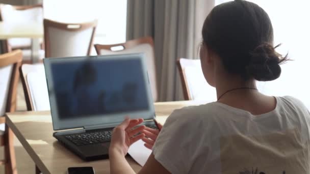 Visão Lateral Autêntico Jovem Mulher Conversando Laptop Casa Sala Estar — Vídeo de Stock