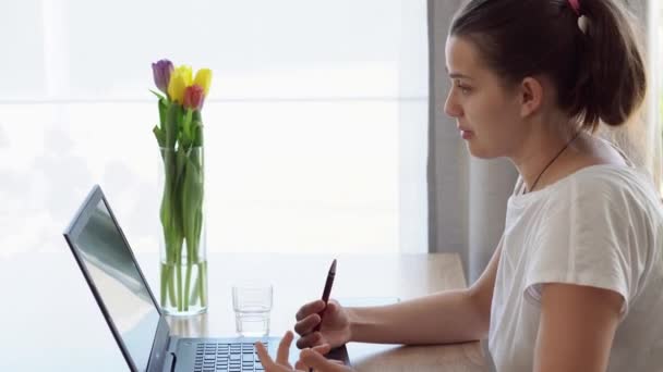 真正的白种人年轻女人在客厅的笔记本电脑上聊天 使用It在案头写搜索 在网上浏览电脑的快乐女士 Buisenes Education Technology Concept — 图库视频影像