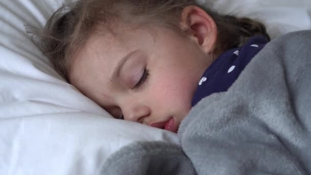 Hiteles Aranyos Kislány Alszik Sweetly Kényelmes Fehér Szürke Ágy Közelkép — Stock videók