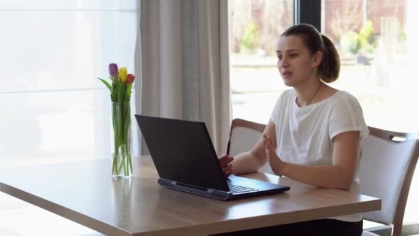 Autentisk Hvit Kvinne Som Chatter Laptop Hjemme Stua Søker Ved – stockvideo