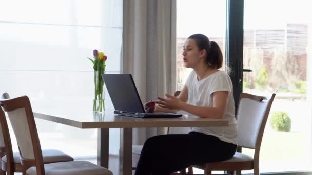 Jovem Caucasiana Autêntica Conversando Laptop Casa Sala Estar Escrevendo Pesquisando — Vídeo de Stock