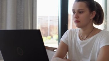 Oturma odasında dizüstü bilgisayarda sohbet eden otantik beyaz kadın. Masada aratarak yazma. Bilgisayar taraması yapan mutlu bayan. Buisenes, Eğitim, Teknoloji Konsepti