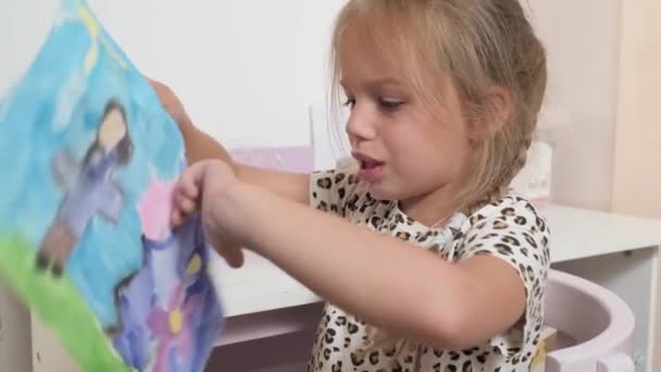 Talented Creative Child Girl Female Artist Draws Ranbow Mother Summer — Video Stock