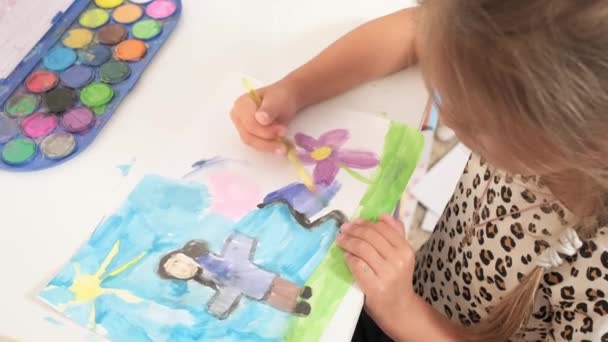 Талантливая Креативная Девочка Художница Рисует Руками Бумаге Используя Кисть Рисования — стоковое видео