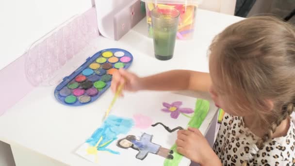 Talented Creative Child Girl Female Artist Draws Her Hands Paper — 图库视频影像